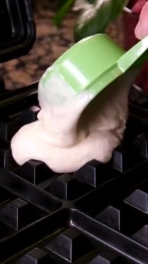 Lezzetli waffle 'ları elektrikli waffle ızgarasında yumurta çırpma malzemesi kullanarak hazırlama işlemi. Yumurta, şekeri yakın plan yemek tarifi olarak ekliyor. Ahududu süsler. Bir dizi video.