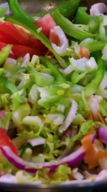 Kızartma tavasında sığır eti pişirmek için doğranmış sarımsak ve zencefil ekleyin. Zeytinyağında pişmiş çiğ et yakın plan Oriental gıda vermicelli Wok sıcak yağ sıçramalarını pişirmeye başlar. Pişerken çiğ et