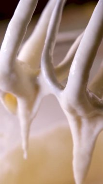Lezzetli waffle 'ları elektrikli waffle ızgarasında yumurta çırpma malzemesi kullanarak hazırlama işlemi. Yumurta, şekeri yakın plan yemek tarifi olarak ekliyor. Ahududu süsler. Bir dizi video.