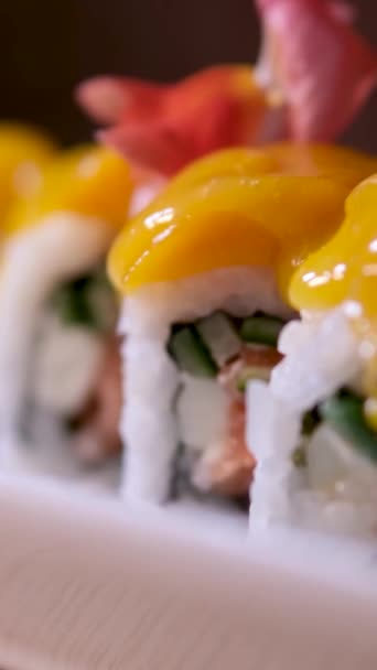 Primer Plano Sushi Mango Plato Arcilla Blanca Aislado Fondo Blanco — Vídeo de stock