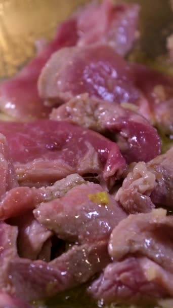 Dodanie Posiekanego Czosnku Imbiru Wołowiny Patelni Smażącej Surowe Mięso Oliwie — Wideo stockowe