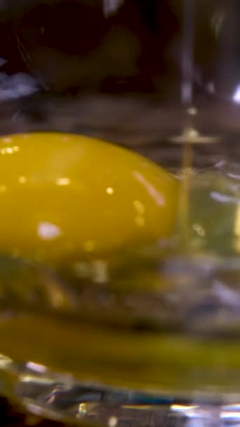 用电动华夫饼铁制备甜可口华夫饼的工艺 用食品加工机打配料鸡蛋面粉加糖特写烹调配方 覆盆子装饰 一套影片 — 图库视频影像