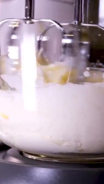 Processo Preparazione Dolci Deliziosi Waffle Ferro Elettrico Waffle Utilizzando Robot — Video Stock