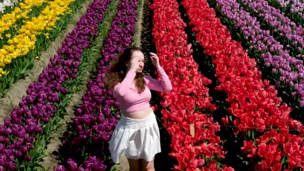 Una Chica Jugando Jardín Flores Con Arco Iris — Vídeos de Stock