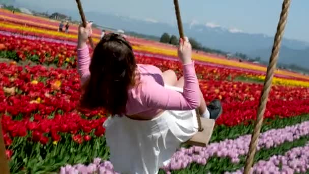 Їздити Розпашному Волоссі Розвиває Рожеву Блузку Європейської Дівчини Білої Спідниці — стокове відео