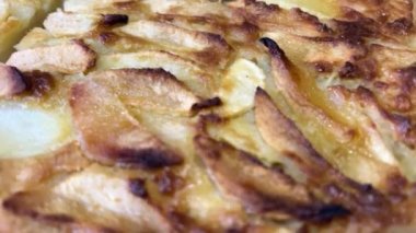 Ev yapımı organik armut turtası yemeye hazır, sırayla. Eski ahşap arka planda armut turtası, yakın plan. Glütensiz kabuklu organik taze meyveli tart. Yüksek kalite 4k görüntü