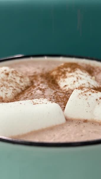 Cacao Met Marshmallows Bestrooid Met Kaneel Groene Beker Azure Achtergrond — Stockvideo