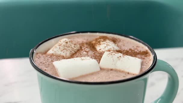 Cacao Con Marshmallow Cosparso Cannella Tazza Verde Sfondo Azzurro Deliziosa — Video Stock