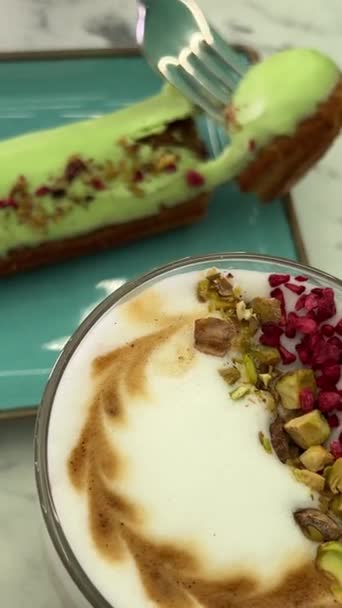 Food Pistachios Plate Eclair Pistachio Flavor Cappuccino Sprinkled Nuts Pattern — Stock Video