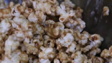 Patlamış mısır taze karamelli şeker, sinema atıştırmalıkları. Yüksek kalite 4k görüntü