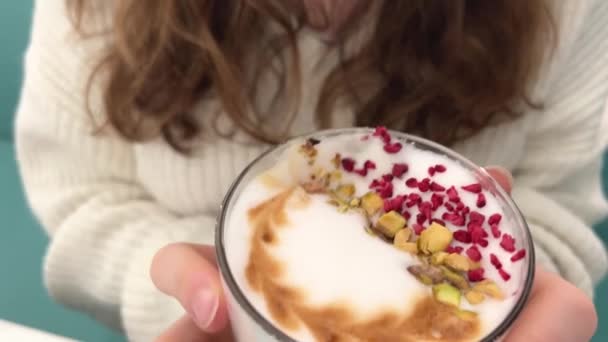 Rękach Dziewcząt Kubek Cappuccino Latte Pistacjami Kawałkami Suszonych Owoców Maliny — Wideo stockowe