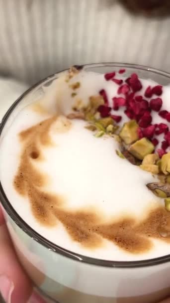 Rękach Dziewcząt Kubek Cappuccino Latte Pistacjami Kawałkami Suszonych Owoców Maliny — Wideo stockowe