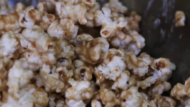 Popcorn Färsk Söt Karamell Snurrar Biografsnacks Högkvalitativ Film — Stockvideo