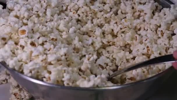 Slaná Sladká Pochoutka Míchání Popcorn Lžící Close Železné Míse Příprava — Stock video