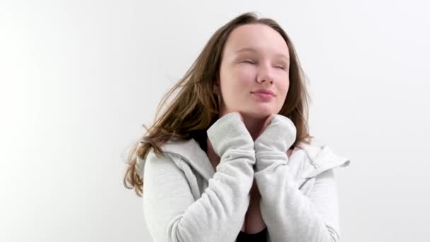 Jong Kaukasisch Meisje Draagt Casual Sweatshirt Knuffelen Zichzelf Gelukkig Positief — Stockvideo