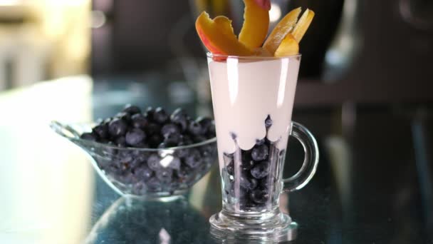Imagen Primer Plano Yogur Frutas Cereales Sobre Fondo Blanco Foto — Vídeo de stock