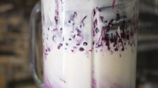 Bereiding Van Een Fruitsmoothie Roze Milkshake Een Mixer Closeup Bessen — Stockvideo