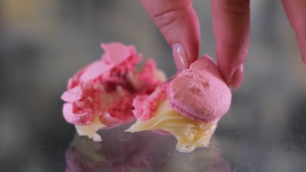 Macarons Roses Français Avec Feuille Couteau Fourchette Sur Fond Bleu — Video