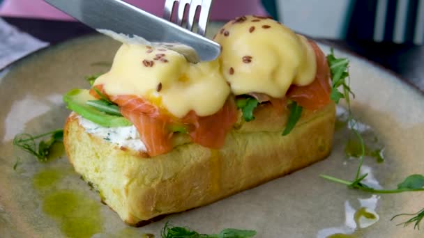 Avocado Egg Broodjes Koffie Voor Een Gezond Ontbijt Volkoren Toast — Stockvideo