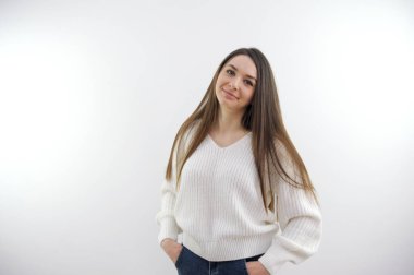 Beyaz arka planda komik bir kadın. Neşeli kadın model, neşeli. Olumlu insani duygu yüz ifadesi vücut dili. Yüksek kalite fotoğraf