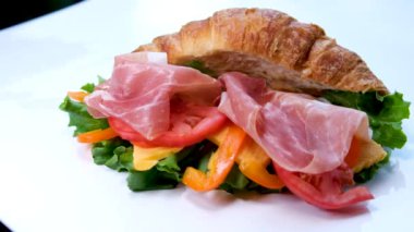 Tahtada dilimlenmiş prosciutto. Hafif arka planda domuz jambonu. kompozisyon et lezzeti ve ekmek. Kurutulmuş et yakın plan. Yüksek kalite fotoğraf. Yüksek kalite 4k görüntü