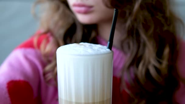 Молодая Женщина Пьет Кофе Кафе Кладет Сахар Напиток Перемешивает Ложкой — стоковое видео