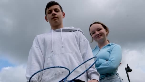 Jugendfreunde Spielen Badminton Jungen Und Mädchen Mit Schlägern Der Hand — Stockvideo