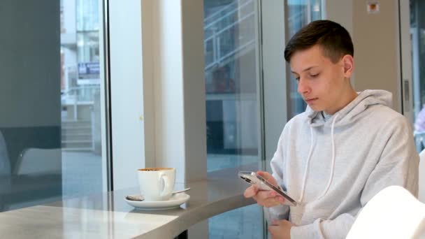 Sivilceli Ergenlik Çağında Telefonla Kafede Kahve Içen Spor Tişörtlü Camdan — Stok video
