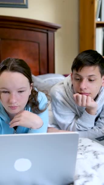 Spędzać Czas Razem Nastolatki Chłopiec Dziewczyna Laptopami Pokoju Opierając Się — Wideo stockowe