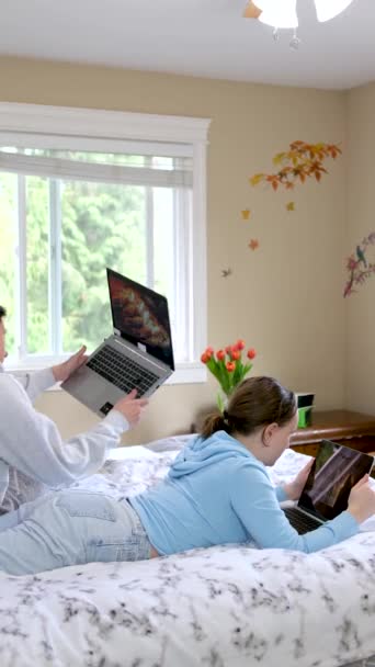 Zeit Miteinander Verbringen Teenager Jungen Und Mädchen Mit Laptops Zimmer — Stockvideo
