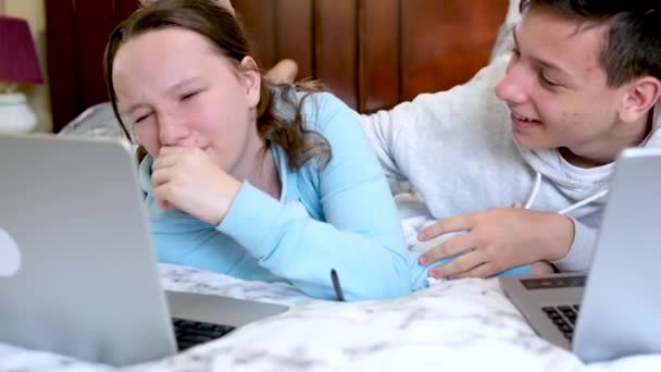 Ağlayan Dudaklı Kız Arkasını Döner Ağlar Çünkü Etrafta Top Sektirme — Stok video