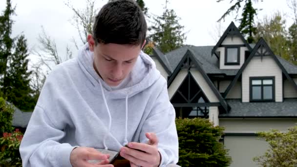 Nastolatek Ulicy Bawi Się Przez Telefon Czekając Kogoś Kto Rozgląda — Wideo stockowe