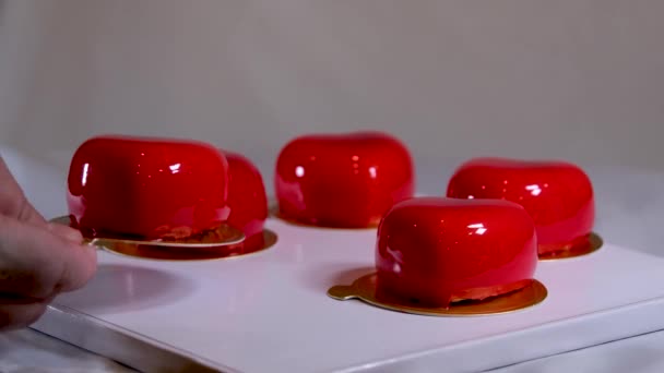 Çilekli Pasta Beyaz Arka Planda Daha Güzel Bir Pasta Yüksek — Stok video