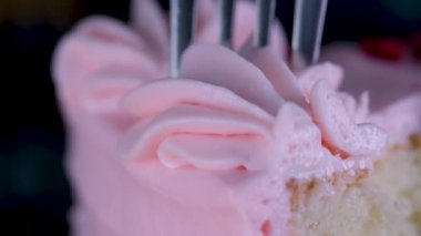 Krem şantili ve kirazlı kek. Kirazlı pasta ve paketten kirazlı kremalı mascarpone paketi çıkarılıyor. Fırın pastası. Kirazlı iştah açıcı kek..