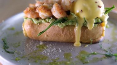 Tabakta karides ve haşlanmış yumurta ile bruschetta. Restoran servisi. Yüksek kalite 4k görüntü