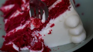 Kırmızı kadife pastayı kaşıkla kepçelemek. Kek dokusunun yumuşaklığı ve pürüzsüz tadı. Yemek konsepti. Yüksek kalite 4k görüntü