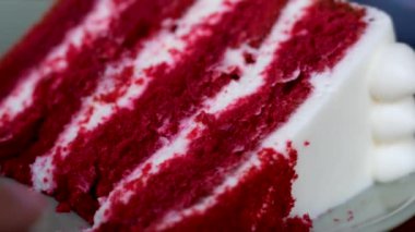 Kırmızı kadife pastayı kaşıkla kepçelemek. Kek dokusunun yumuşaklığı ve pürüzsüz tadı. Yemek konsepti. Yüksek kalite 4k görüntü
