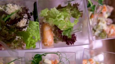 Açık büfedeki cam kaplarda tavuklu Sezar salatası. Yüksek kalite 4k görüntü
