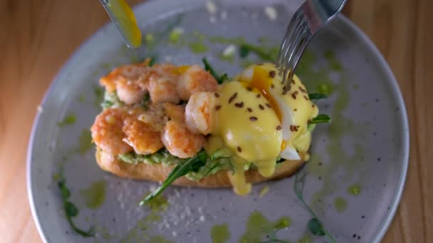 Bruschetta Aux Crevettes Oeuf Poché Sur Une Assiette Service Restauration — Video