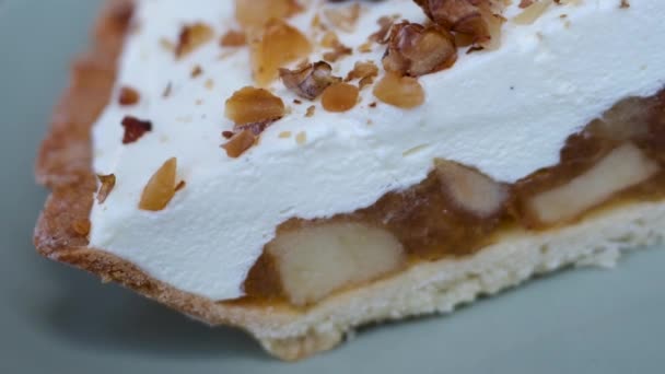 把一片肉桂苹果馅饼放在盘子里 高质量的照片 — 图库视频影像