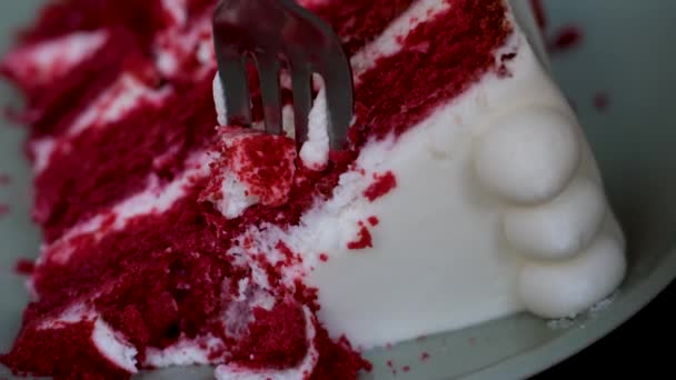 スプーンで赤いビロードケーキをスカップ ケーキテクスチャーの柔らかさと滑らかな味 フードコンセプト 高品質の4K映像 — ストック動画