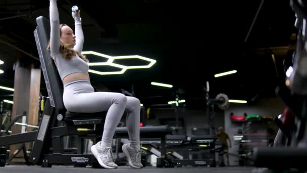 Jimnastik Salonundaki Kaslı Kadın Egzersiz Yapıyor Atletik Kız Eğitimi Yüksek — Stok video