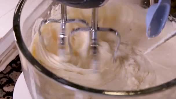 在家里用电动搅拌机搅拌面团 高质量的4K镜头 — 图库视频影像