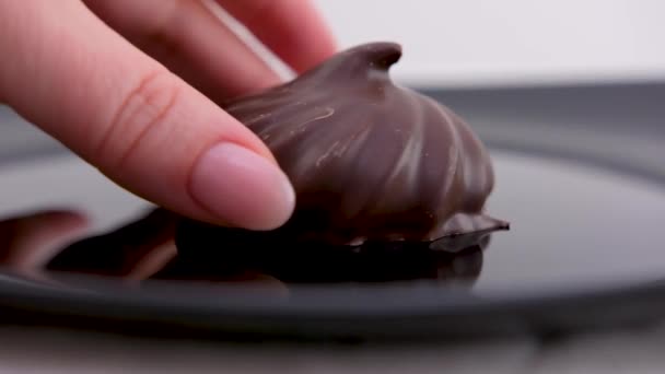 Смачний Десерт Зефір Шоколаді Чорній Тарілці Жіноча Рука Бере Свій — стокове відео