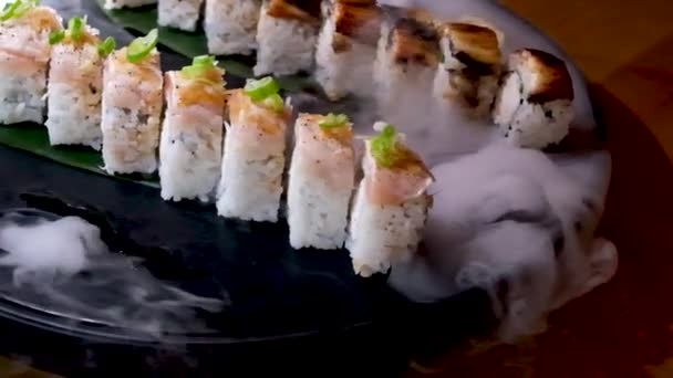 Makanan Lezat Makanan Asia Sushi Piring Dengan Dekorasi Restoran Yang — Stok Video