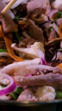 Kızarmış vermicelli 'nin servis edilmeye hazır bir tabağa konduğu yakın çekim. - Evet. Yüksek kaliteli FullHD görüntüler