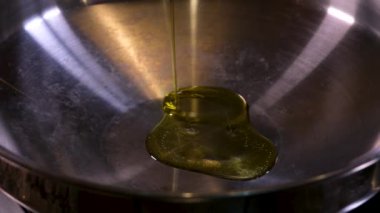 Sarı yağ ve altın bronz bir yüzey ile çevrili bir tavada yumurtanın yavaş hareketi. - Evet. Yüksek kalite 4k görüntü