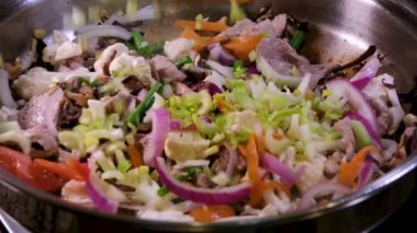 Biberli sebze güveci, havuç, kabak ve kereviz. Kartları yakın planda karıştır. Ev yapımı sebze. Yüksek kalite 4k görüntü