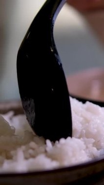 Kaşık karıştırma beyaz Tayland yasemin pilavını pilav tenceresinde yakın planda pişirdi. Yüksek kaliteli FullHD görüntüler