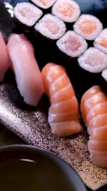 Shabu Shabu ve Sukiyaki 'yi Japon lokantasında sıcak tencerede afiyetle yiyin. Japon yemekleri, haşlanmış sebzeli, çiğ et ve deniz ürünleri içeren yüksek kaliteli taze yemektir.